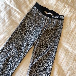 Black/White Nike Pro Crop Leggings